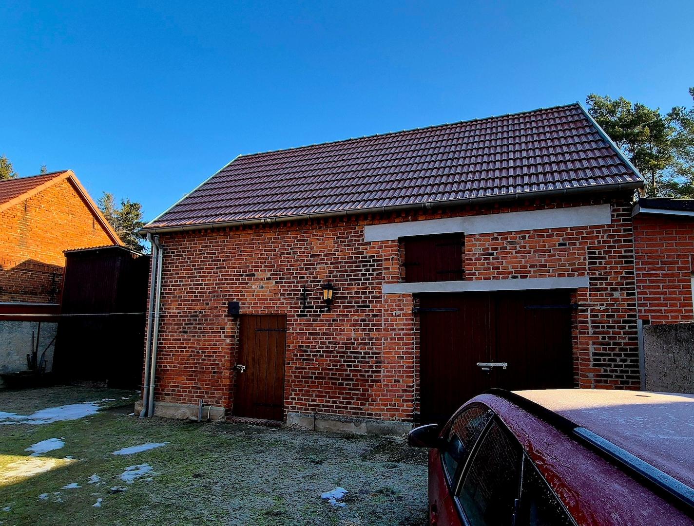 Nebengebäude mit Garage