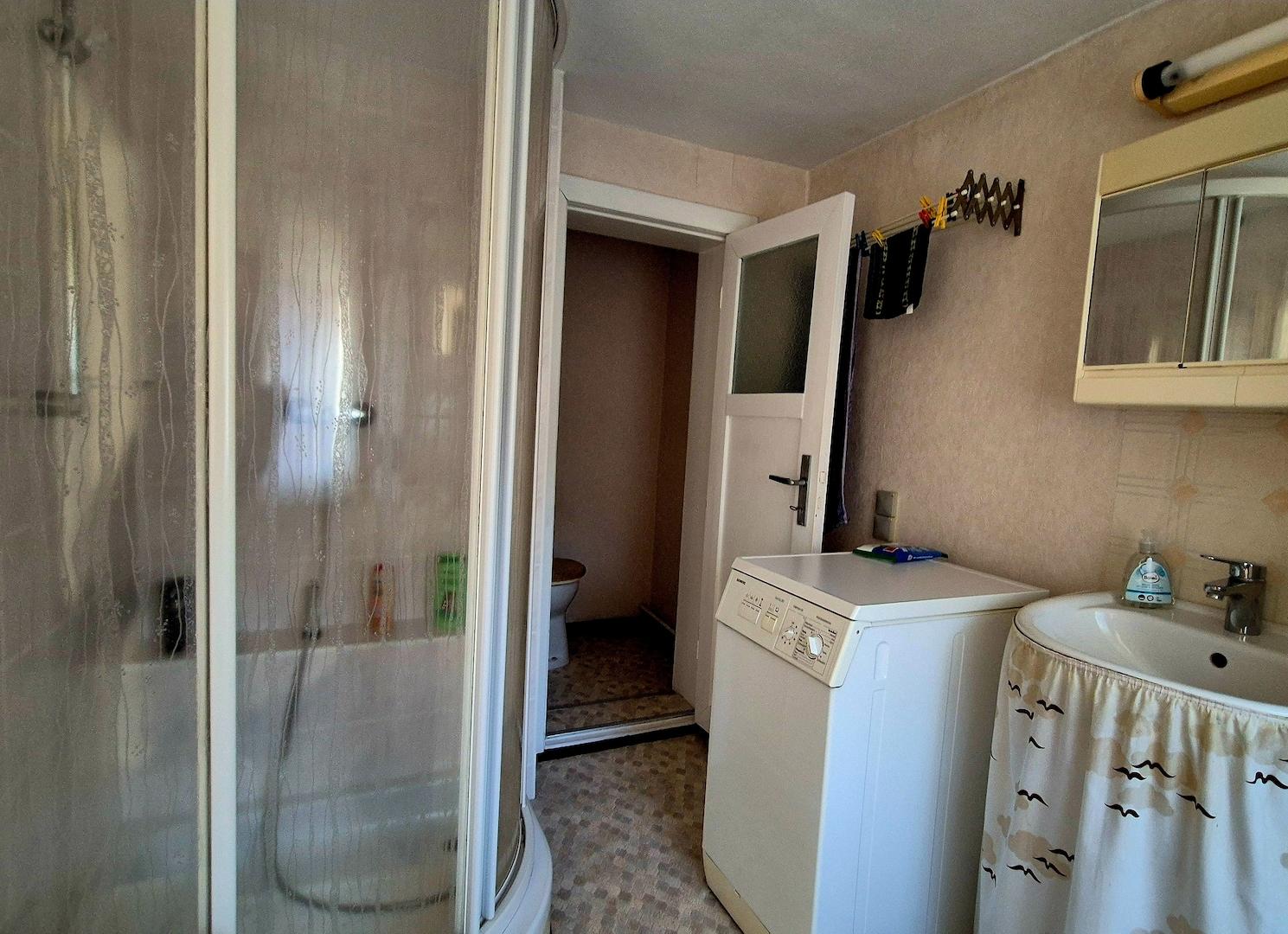 Badezimmer mit Dusche