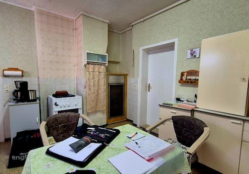 Küche mit Kachel-, Warmluftofen