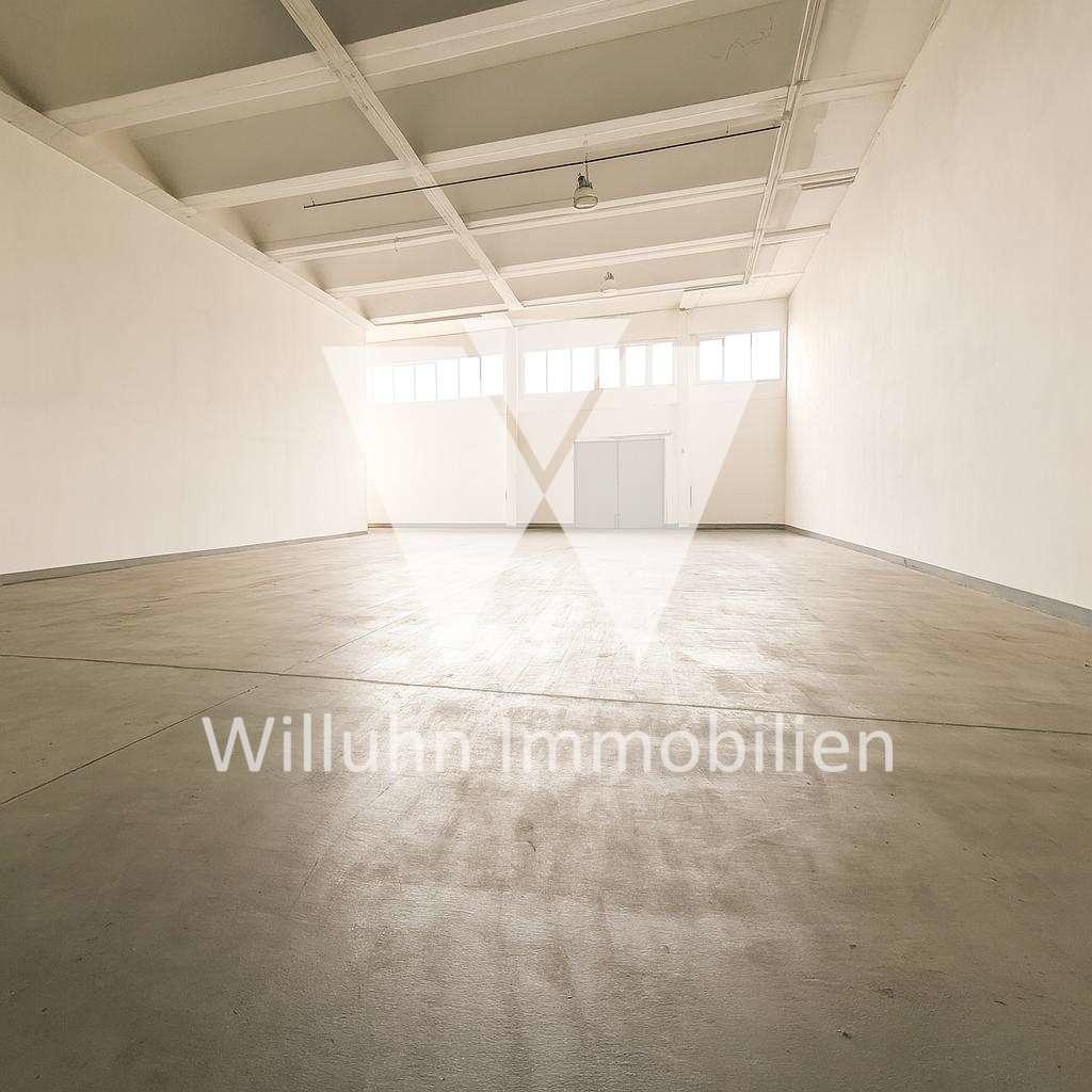 Große Halle mit eigener Zufahrt