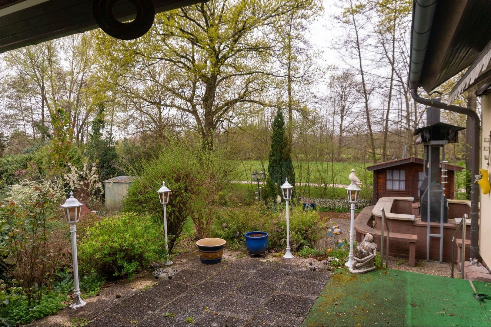 Blick von Terrasse im Frühling