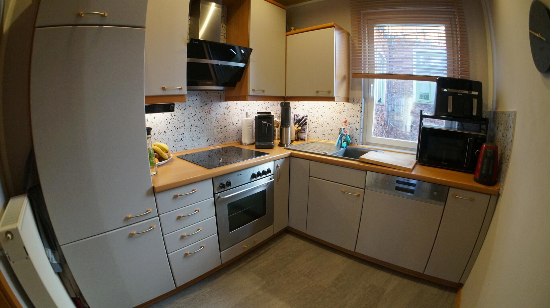 Küche mit Einbauküche