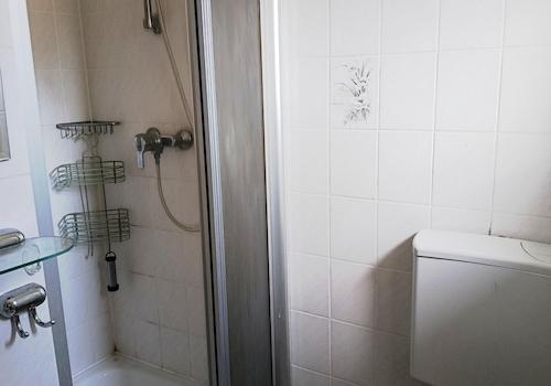 Gäste-WC mit Dusche