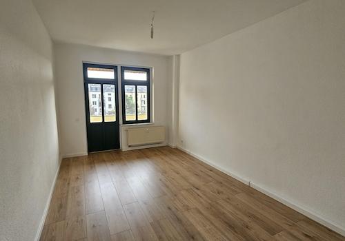 Wohnzimmer mit Balkon