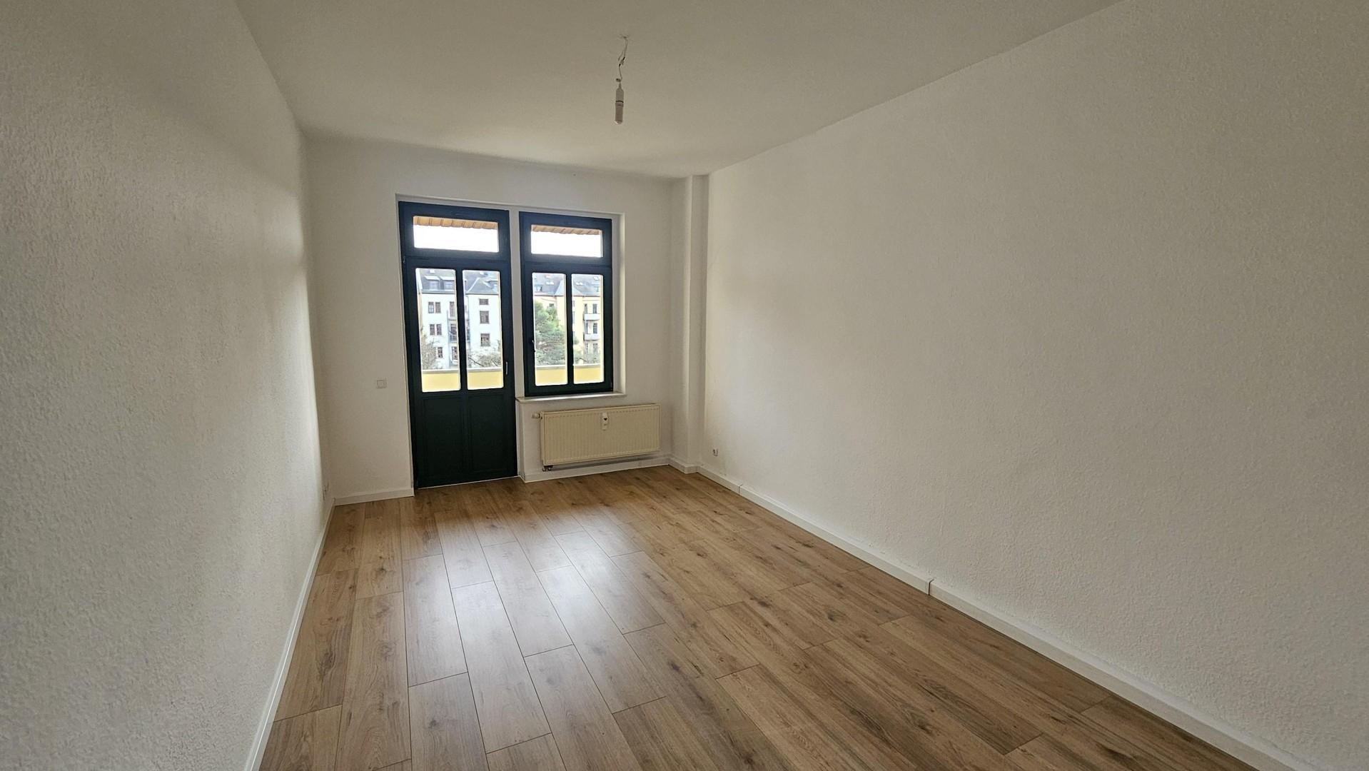 Wohnzimmer mit Balkon