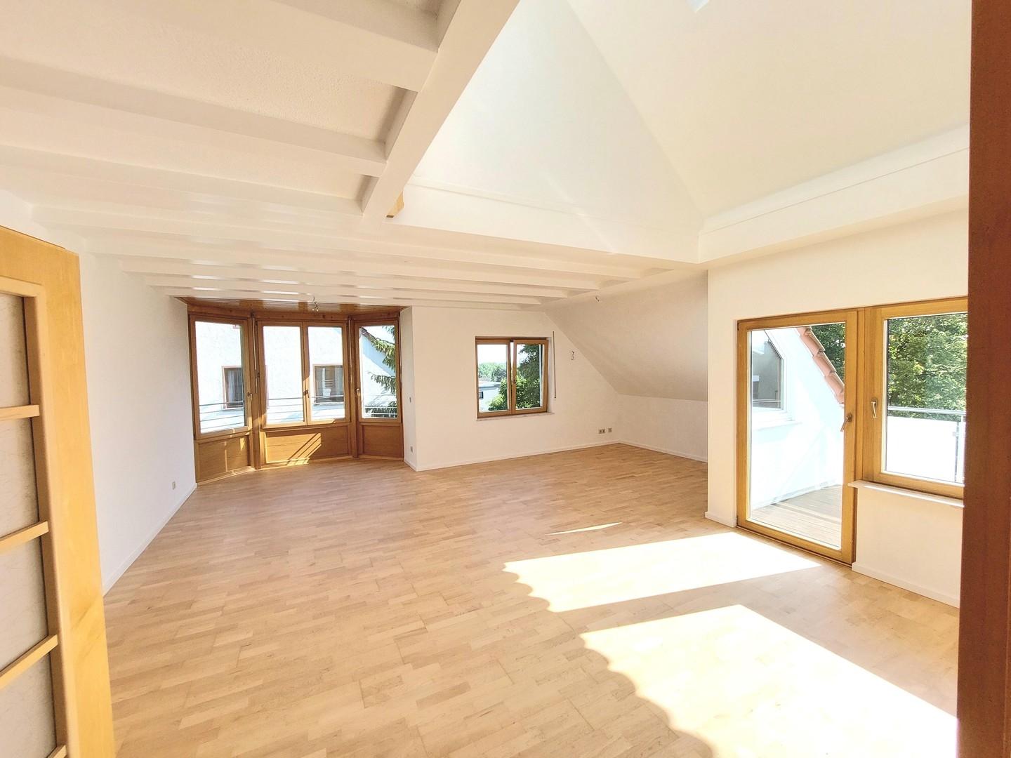 Wohn-/Eßzimmer mit Balkon