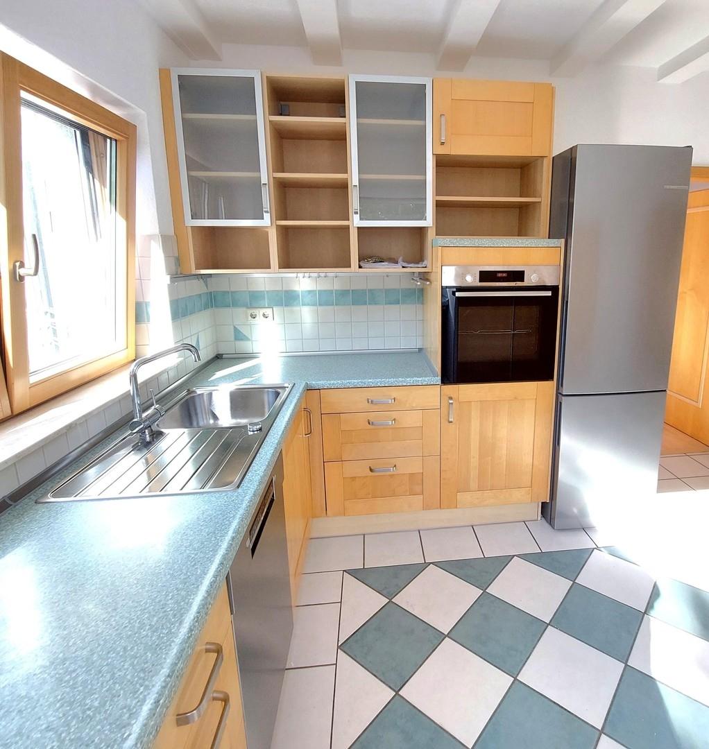 Küche mit Einbau-und Geräten