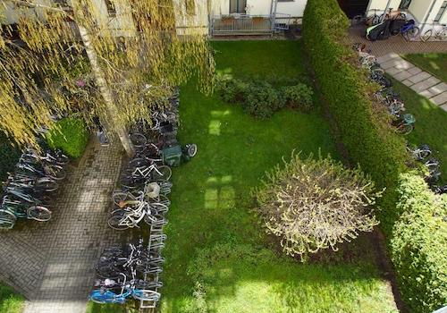 Blick in den grünen Hof