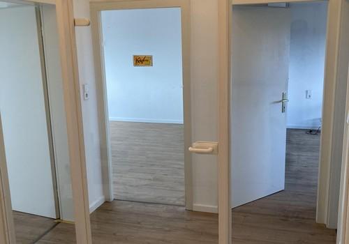 Flur mit Deckenbeleuchtung