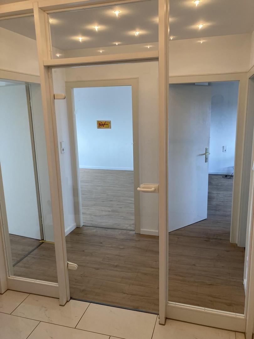 Flur mit Deckenbeleuchtung