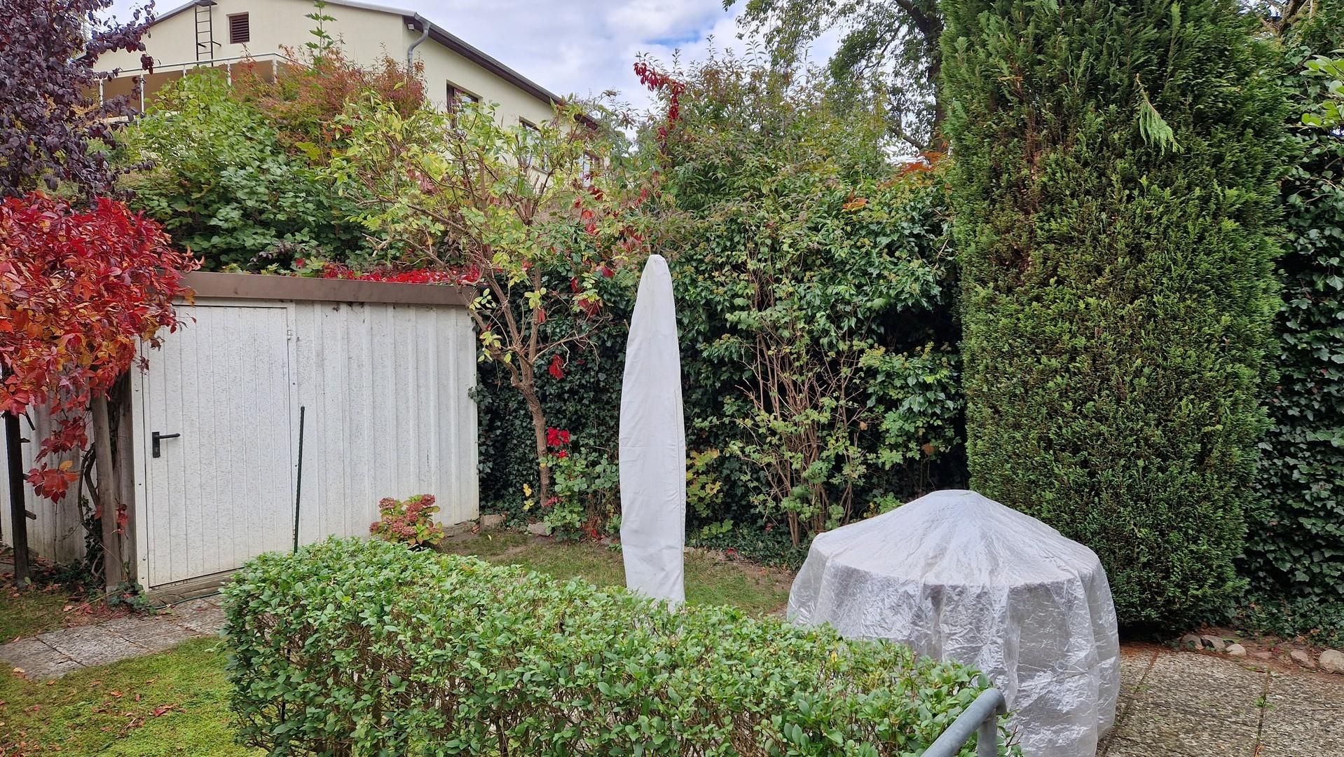 Sitzecke hinten mit Schuppen