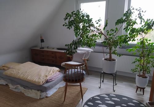 Zimmer hinten eingerichtet