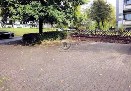 großer Mieterparkplatz