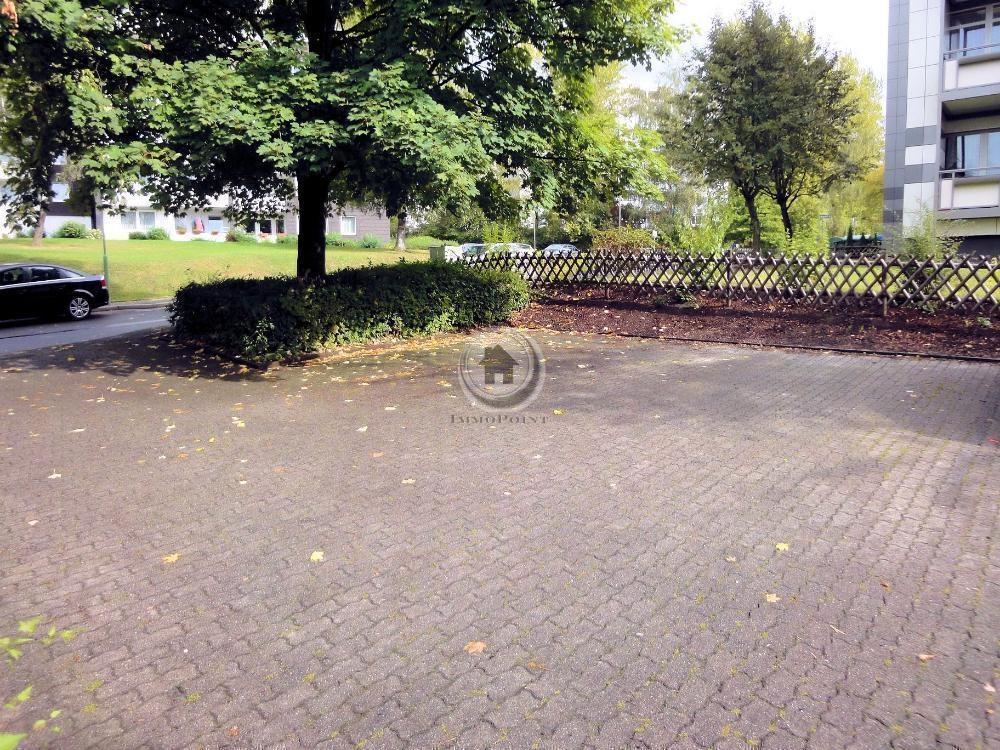 großer Mieterparkplatz