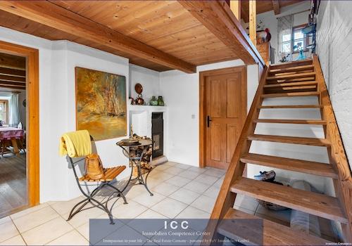 Eingangsbereich mit Befeuerung des Kachelofens