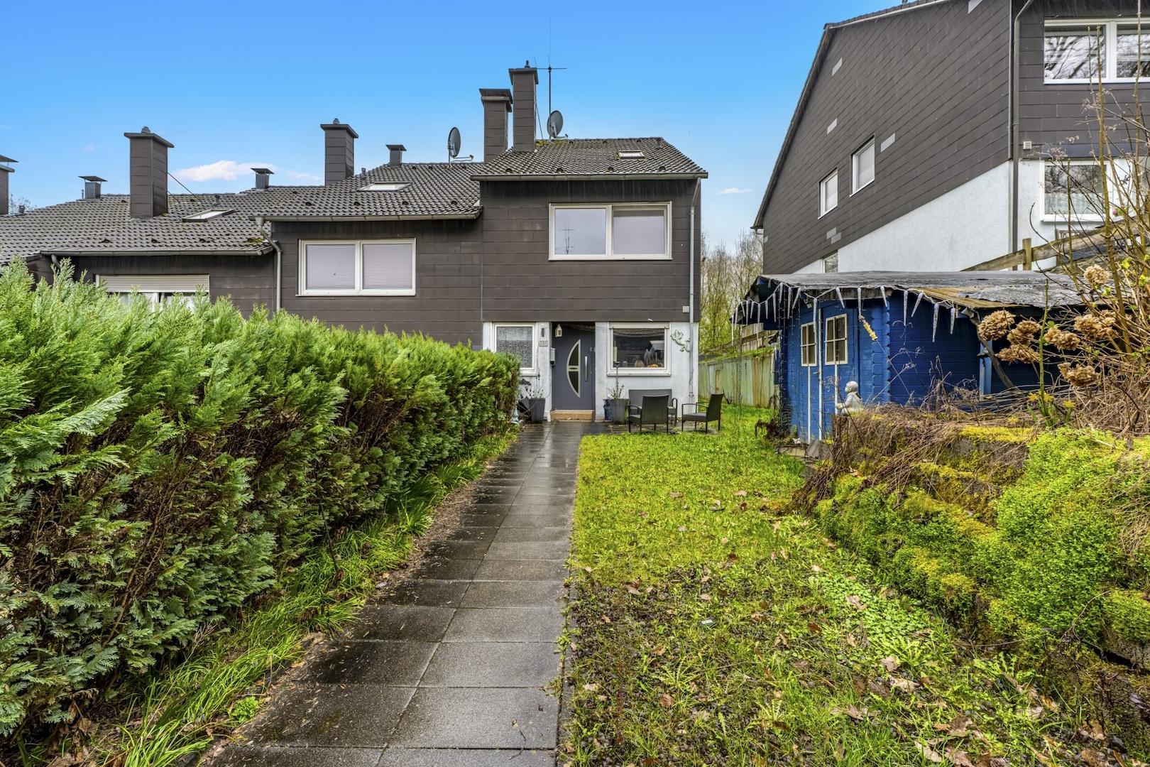 Hauseingang mit Vorgarten