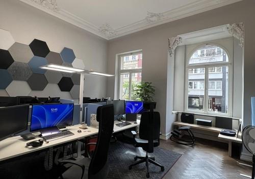 Großer Raum zur Strasse Erker