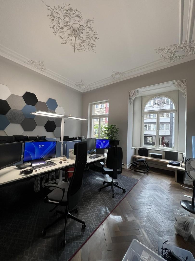 Großer Raum zur Strasse Erker