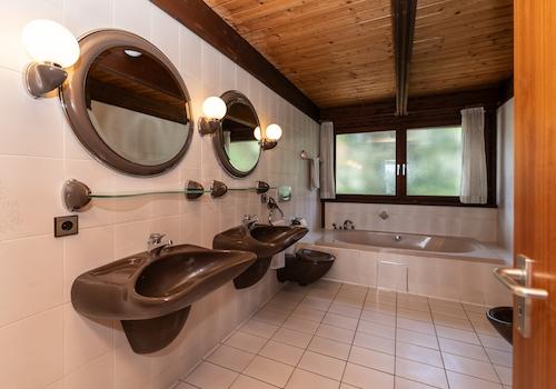 Bad mit XL-Wanne, Bidet