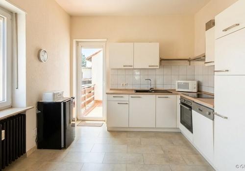 Küche mit Zugang zum Balkon