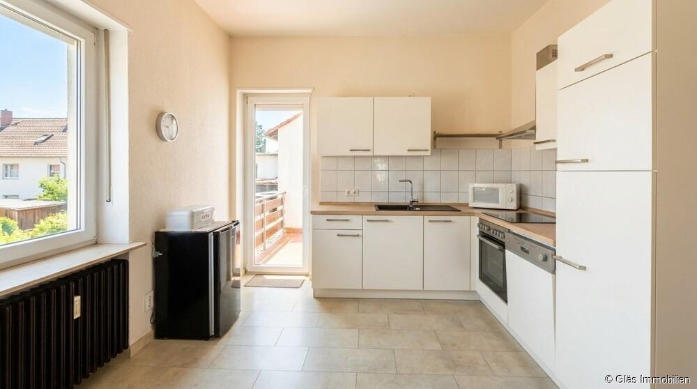 Küche mit Zugang zum Balkon
