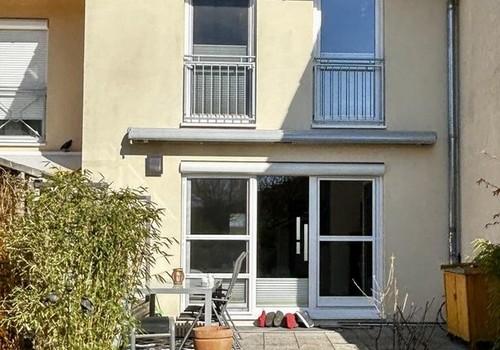 Grüner Garten mit Terrasse