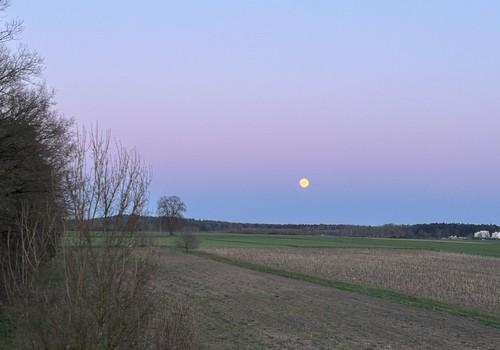 Blick aus Fenster am Abend