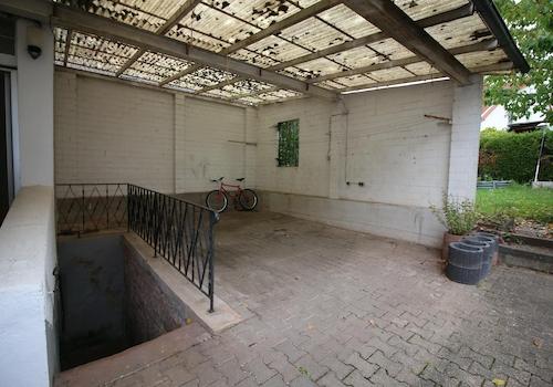 Hof und Zugang Keller