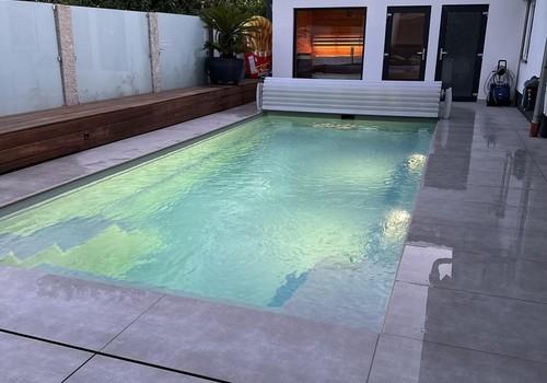 Poolanlage mit Block auf Sauna