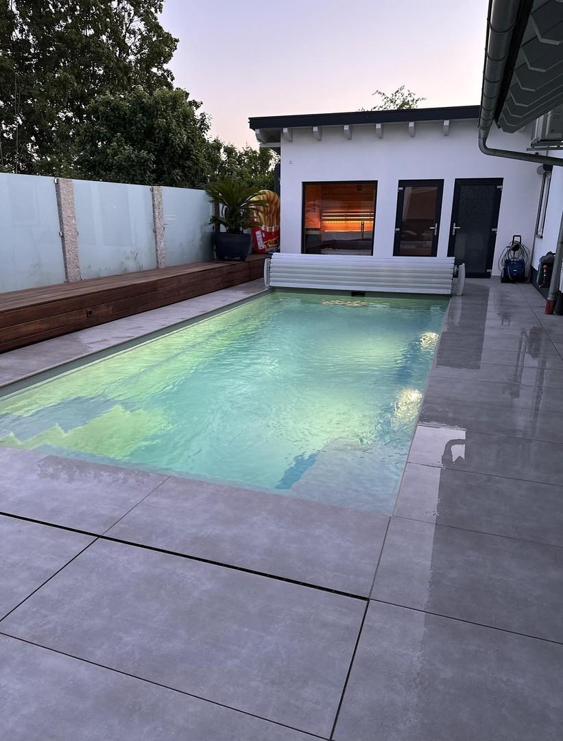 Poolanlage mit Block auf Sauna