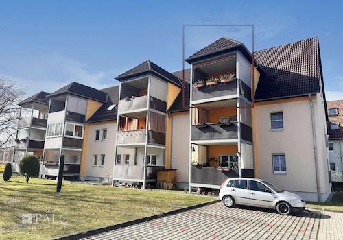 Haus - Rückansicht mit Hof und Stellplatzfläche