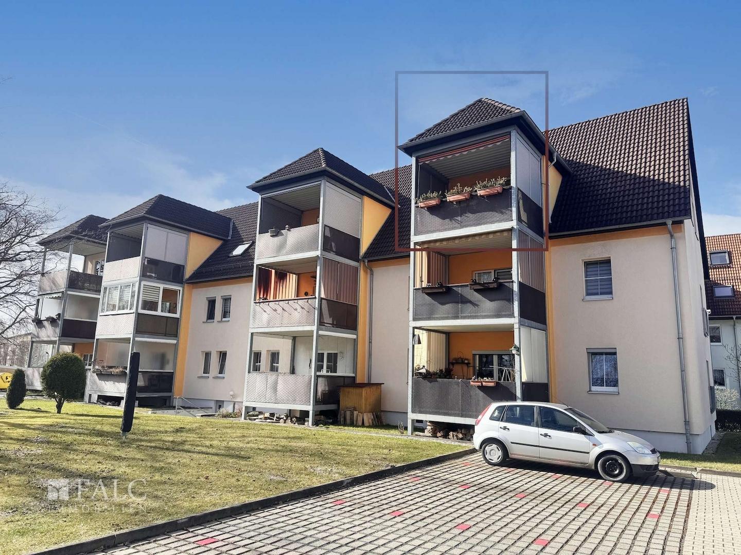 Haus - Rückansicht mit Hof und Stellplatzfläche