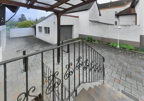 Eingang mit Blick in den Hof