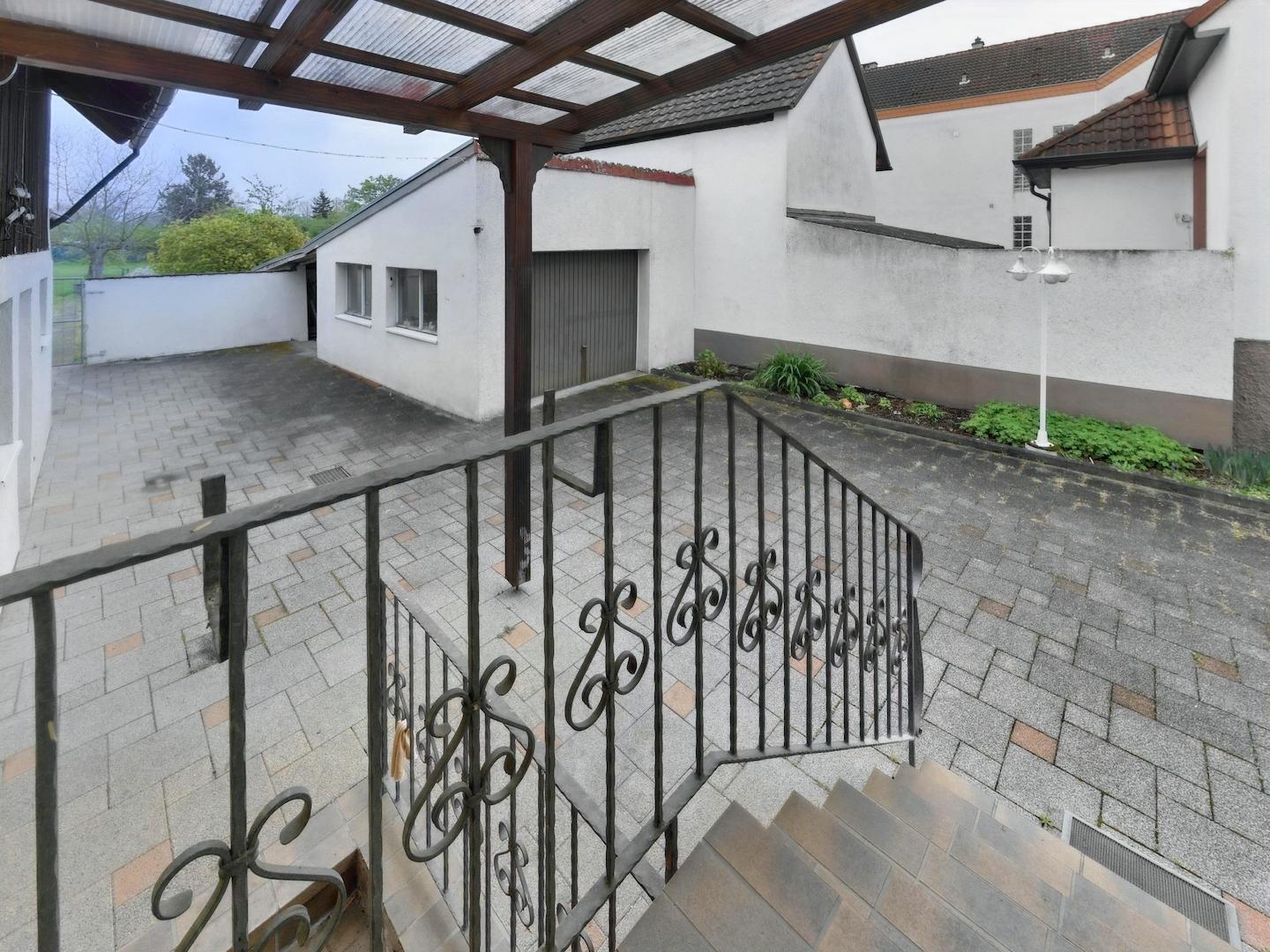 Eingang mit Blick in den Hof