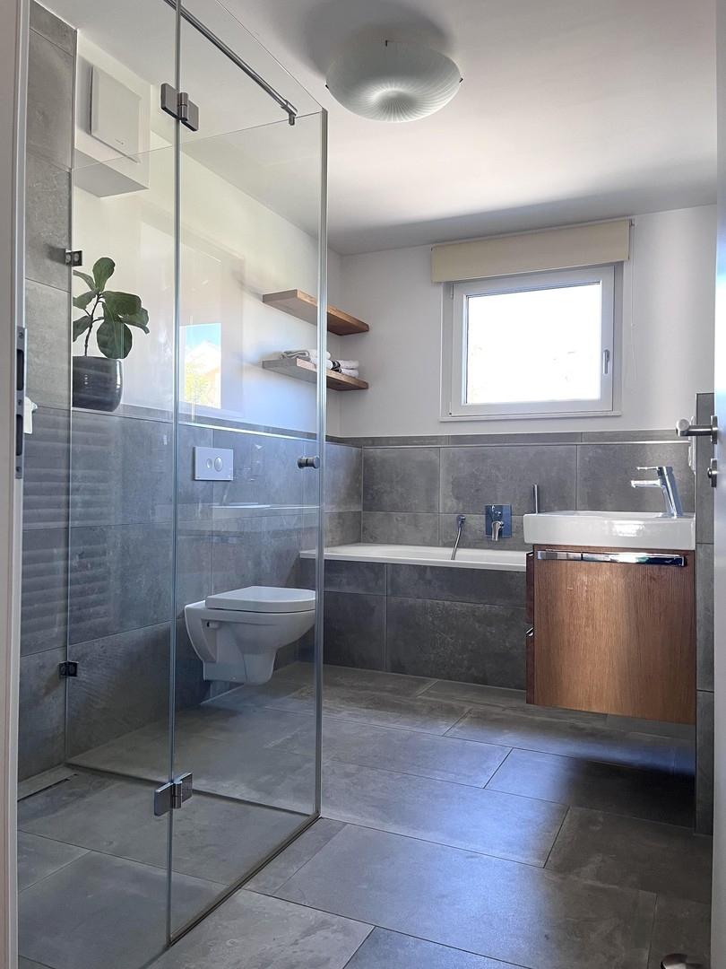 OG: Bad mit Badewanne & Dusche