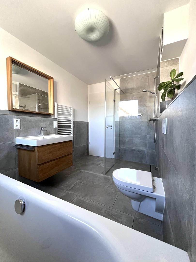 OG: Bad mit Badewanne & Dusche