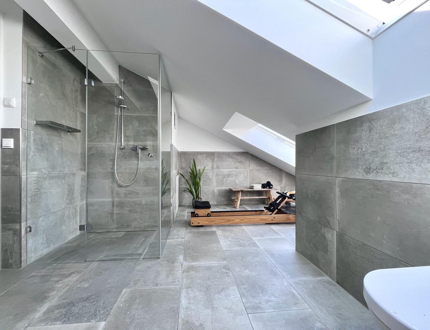 DG: Großes Badezimmer