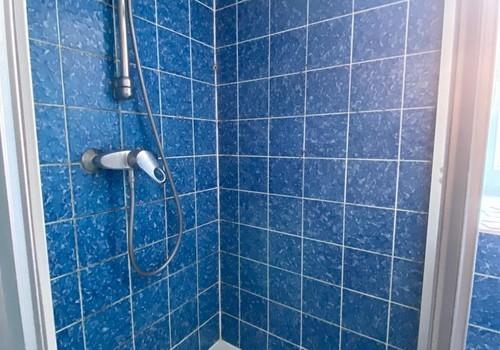 Badezimmer mit Dusche