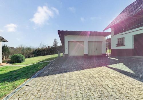 Zufahrt zu Garagen und Nebengebäude