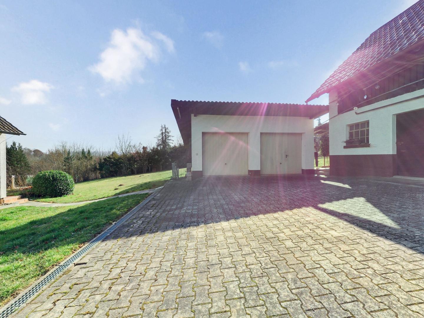 Zufahrt zu Garagen und Nebengebäude