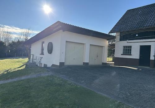 Doppelgarage und Nebengebäude