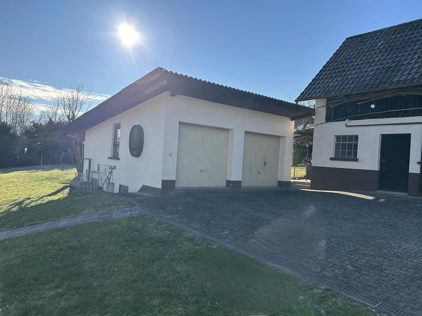 Doppelgarage und Nebengebäude