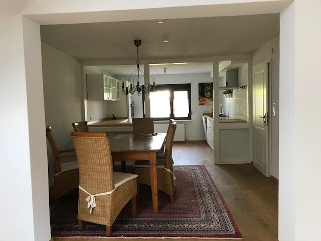 Blick vom Wohnzimmer ins Esszimmer 