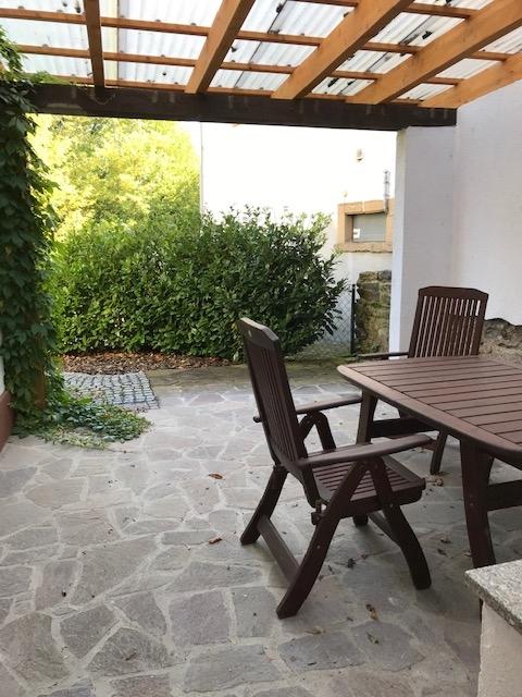 Terrasse Blick zur Straße 