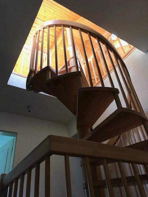 Blick Wendeltreppe ins DG