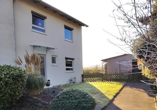 Hausansicht mit Gartenhaus