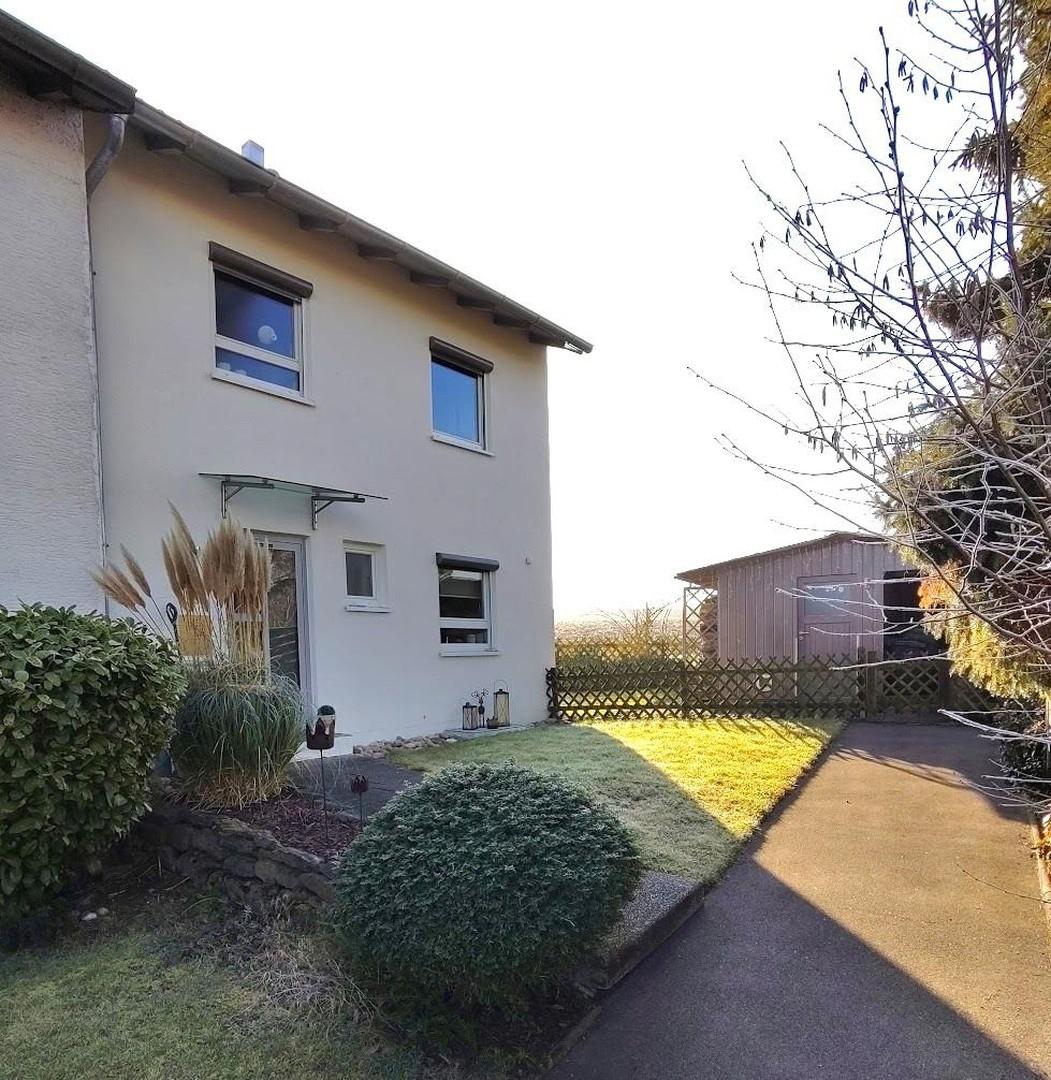 Hausansicht mit Gartenhaus