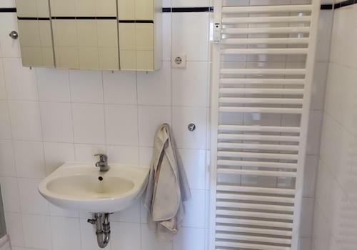 Waschbecken und Hadtuchhalter