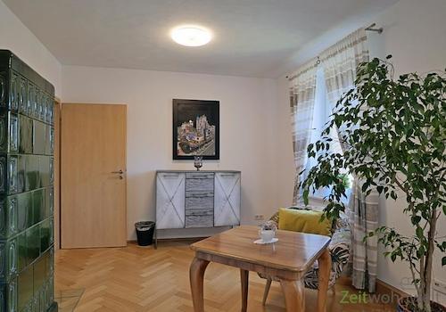 Kachelofen und Esstischchen