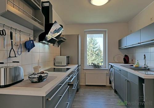 moderne Küche mit allen Geräten